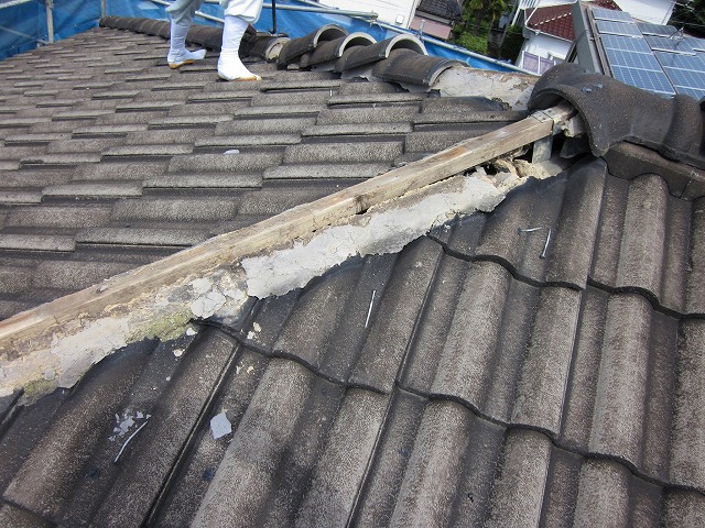 棟瓦の積み直し工事を実施